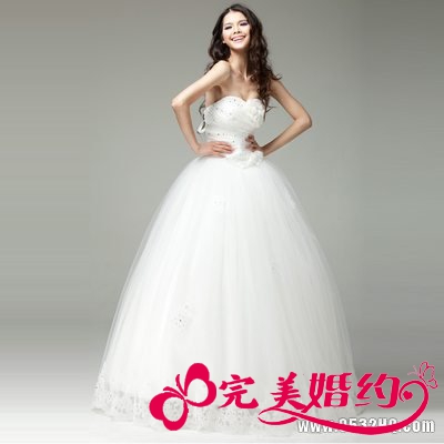 两种常见婚纱款式如何搭配钻石戒指