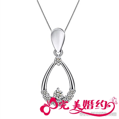 精致钻石项链流转在颈间的风情